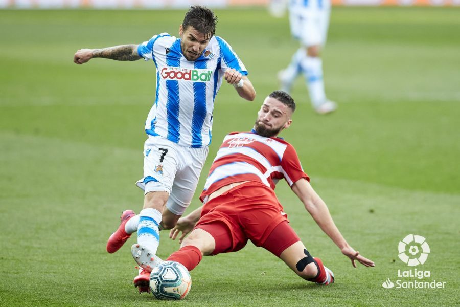  Portu intenta marcharse de un defensa del Granada.