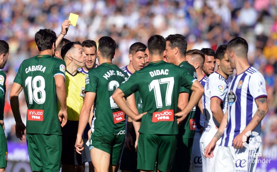  Prieto Iglesias muestra la segunda amarilla a David López.