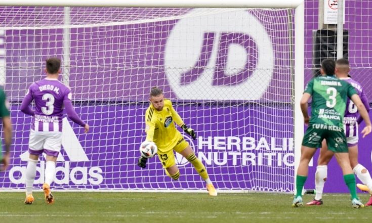  Yari para un balón ante el Arenteiro.