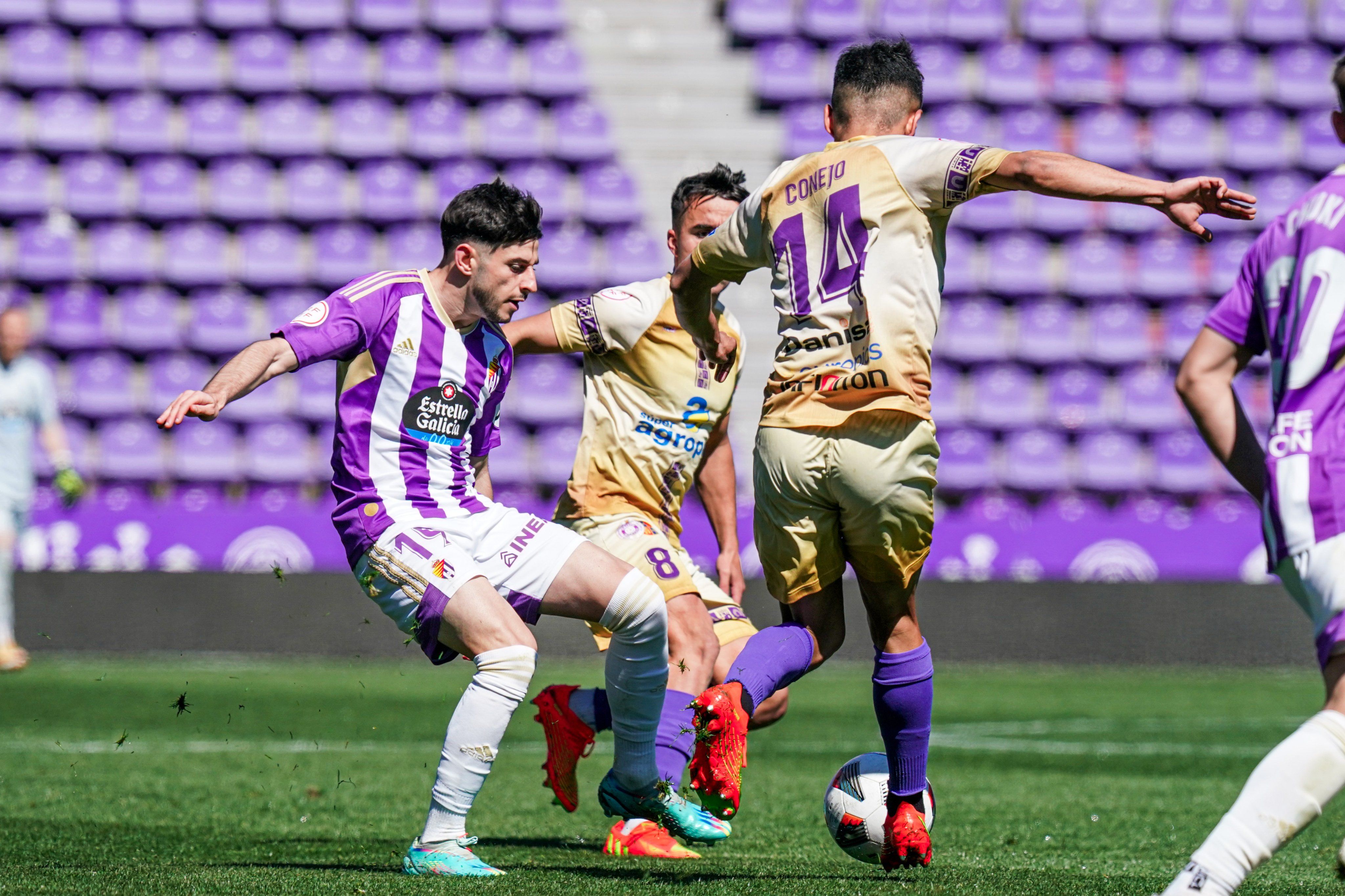 Manu Pozo pugna con Abel Conejo.