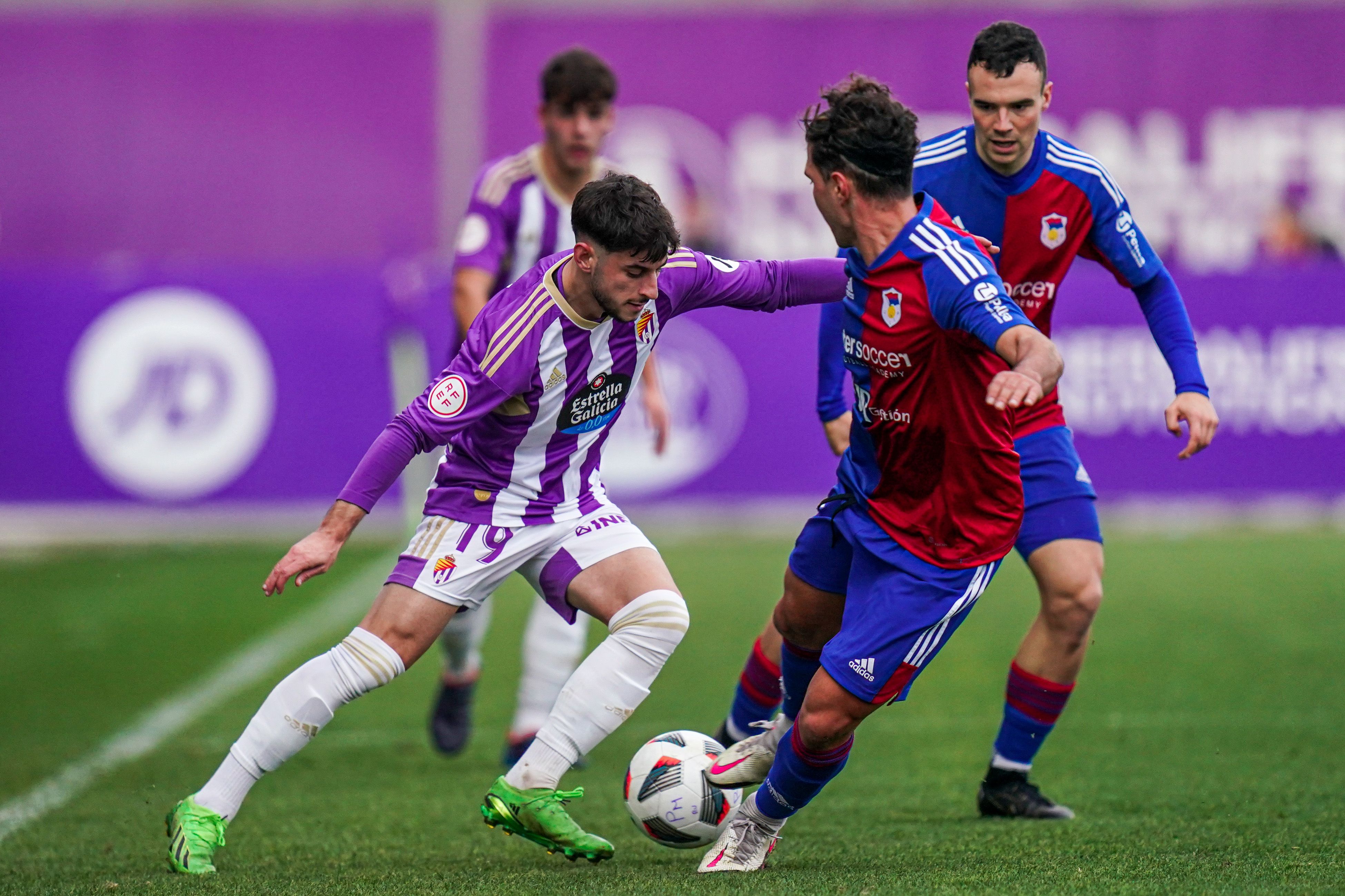 Manu Pozo, ante el Langreo.