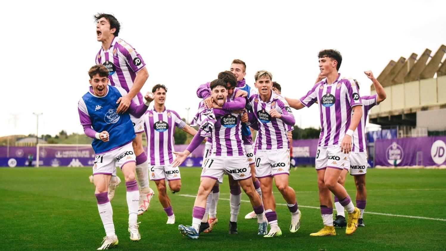 Los jugadores del Promesas celebran un gol a la Gimnástica de Torrelavega.