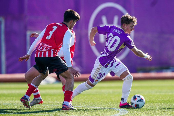 Chuki se lleva la pelota ante el Zamora.