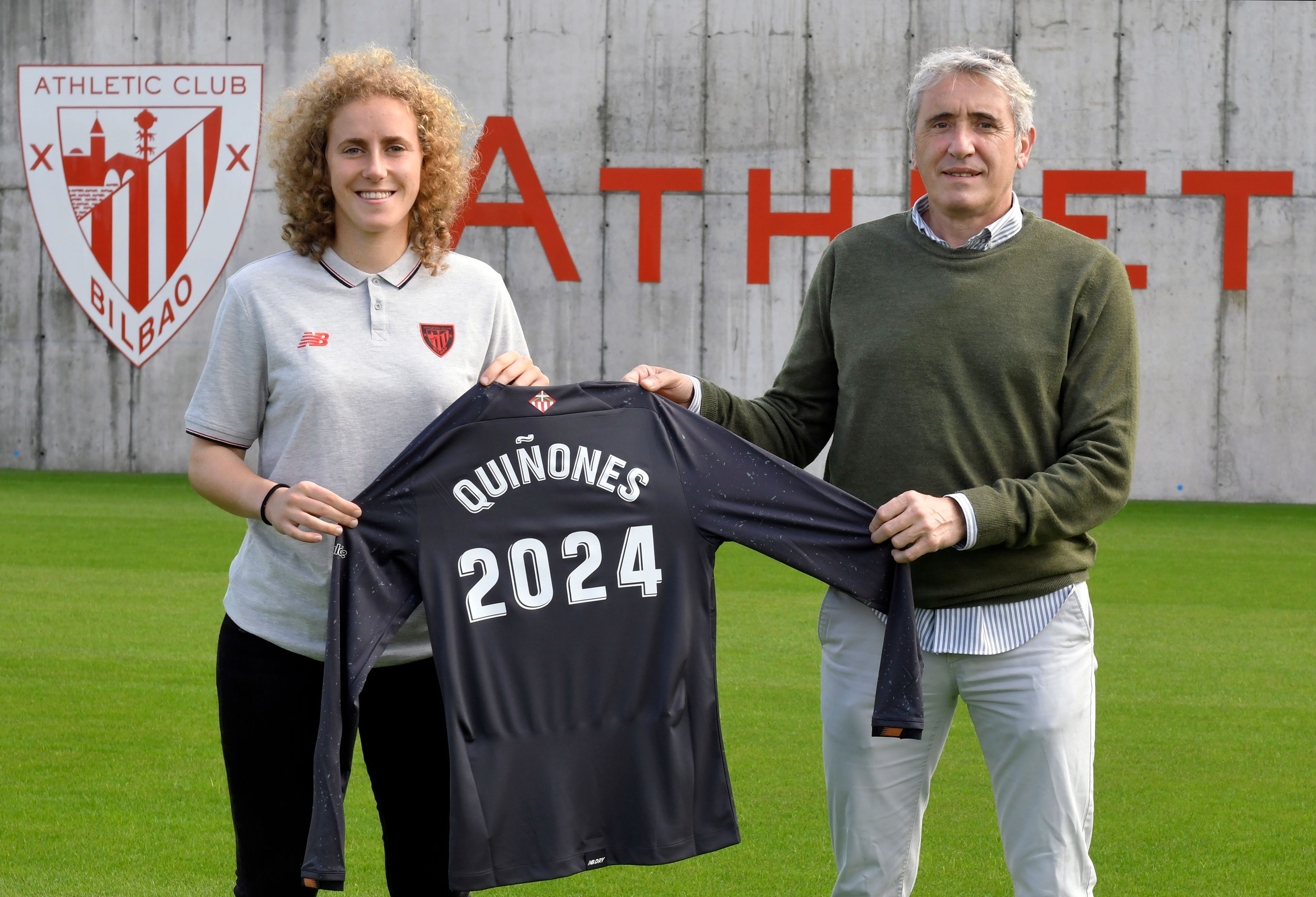 La guardameta Mariasun Quiñones posa en Lezama con Joseba Agirre.