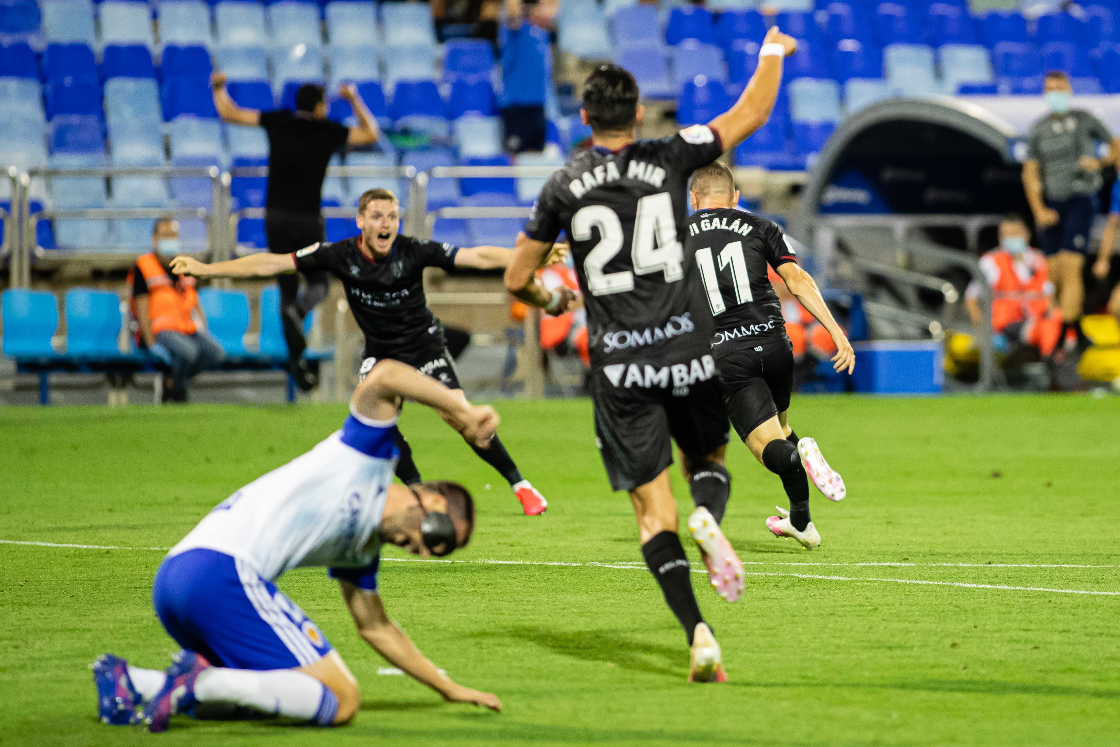  Atienza se queja tras el gol del huesca en el derbi