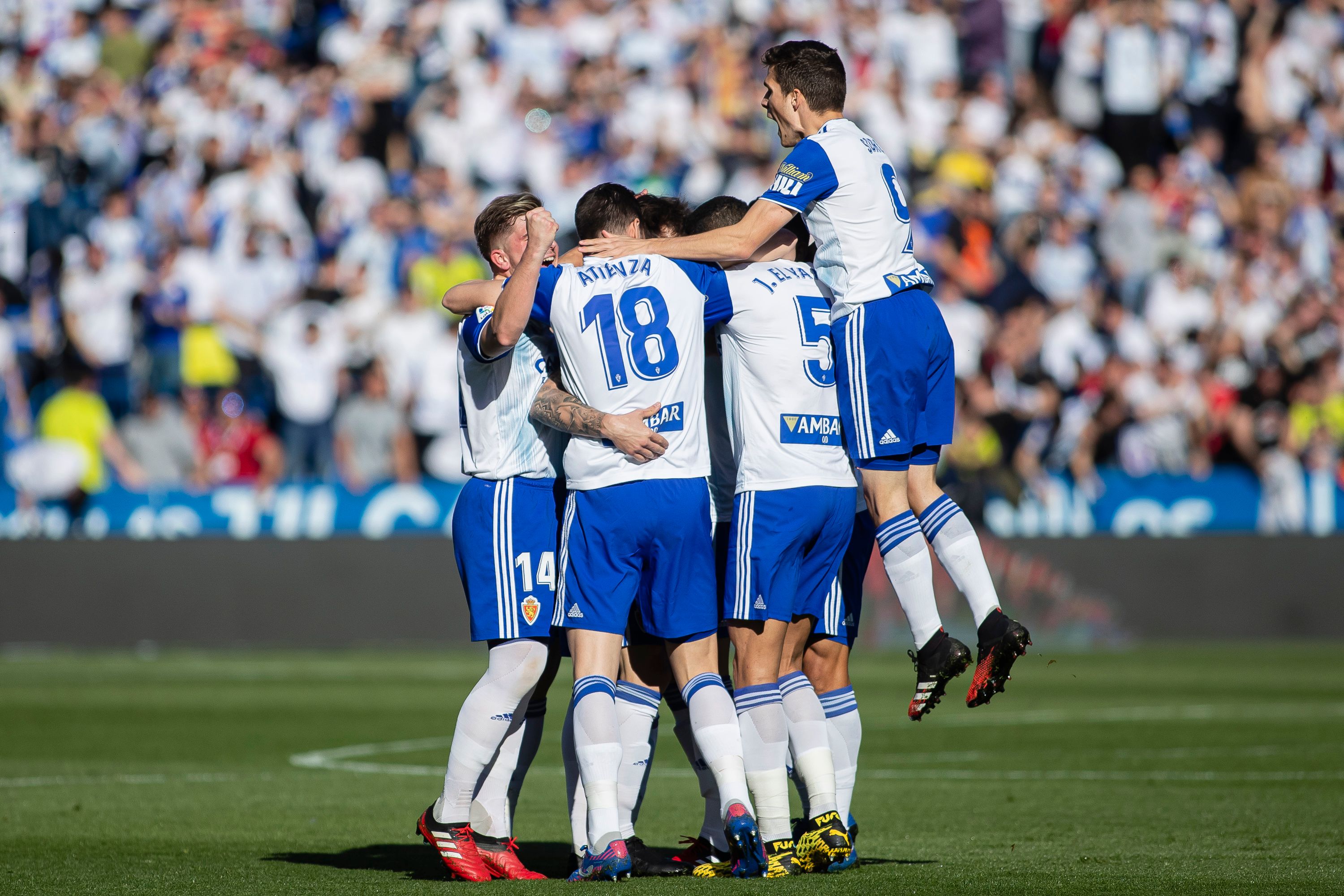  Los jugadores del Real Zaragoza celebran el gol de Eguaras ante el Dépor.