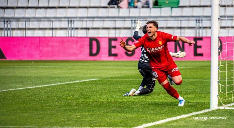 Raúl Guti celebra su gol al Racing de Ferrol.