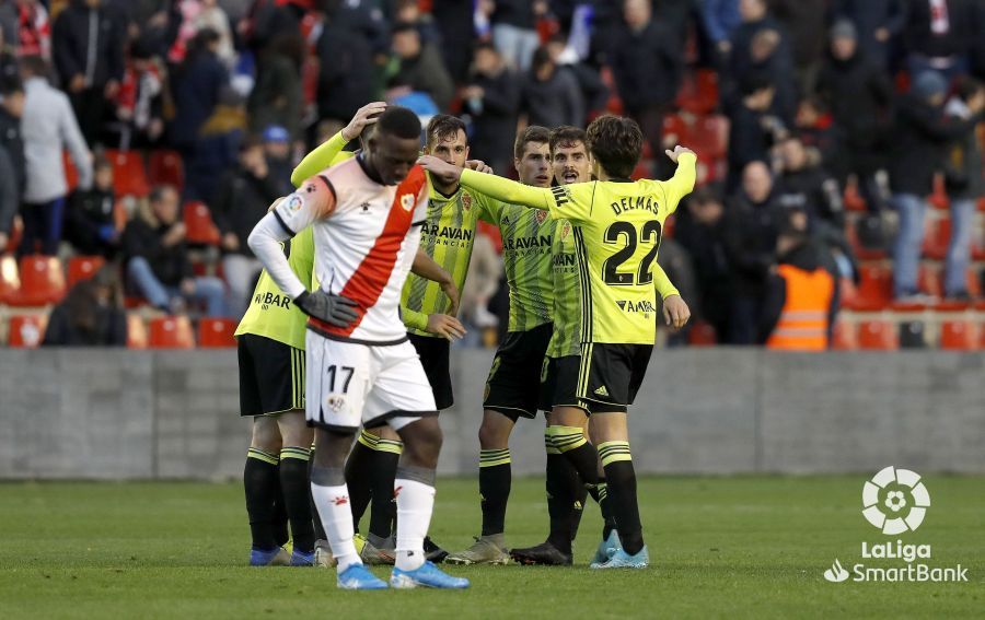  El equipo celebra el triunfo en Vallecas.