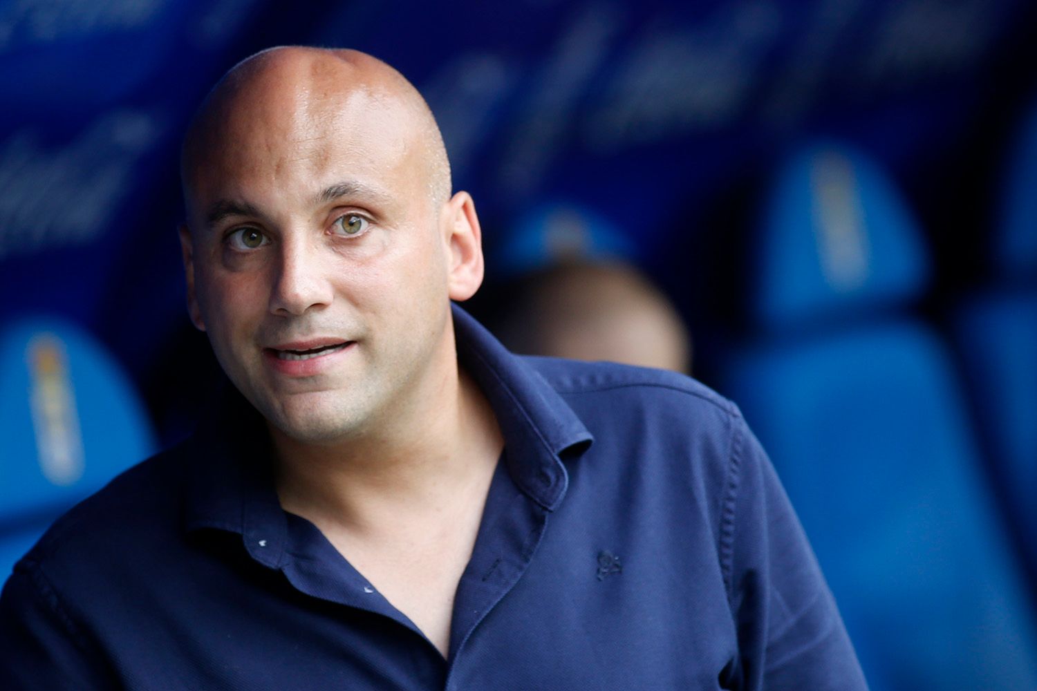  Javi Rozada, en el banquillo del Tartiere.