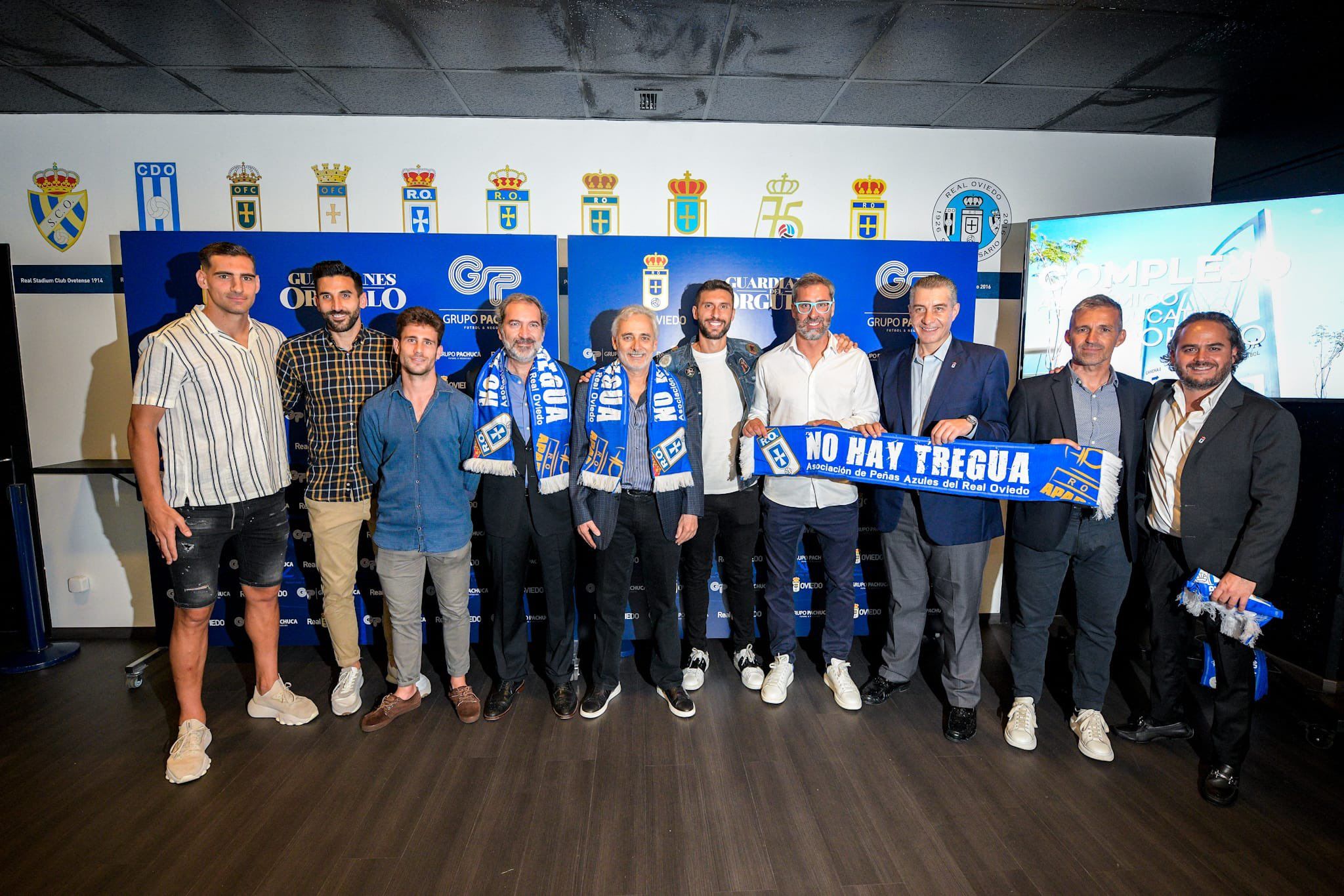 Capitanes, directivos, e integrantes del Grupo Pachuca. Foto: Real Oviedo.