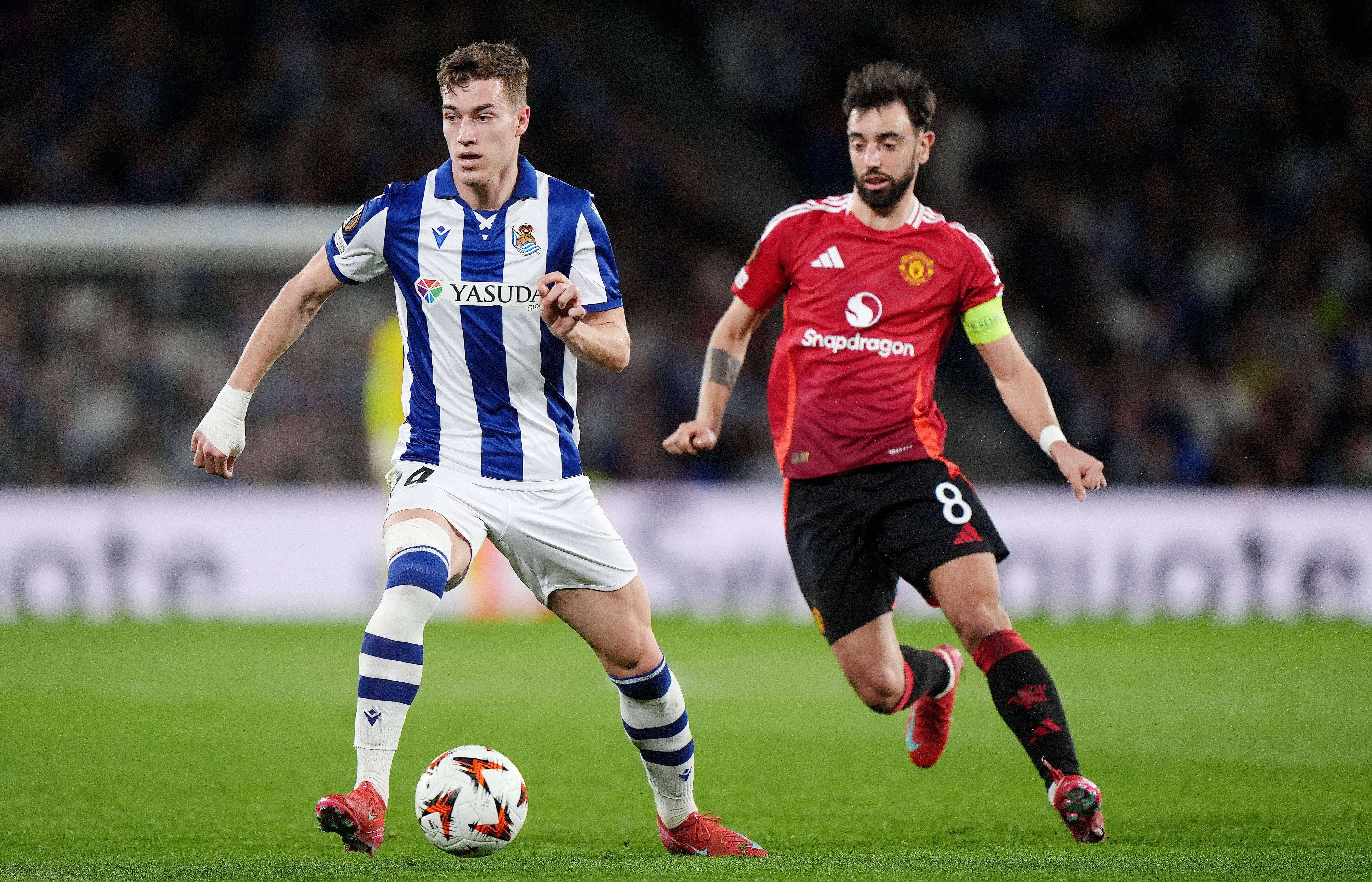  Luka Sucic, presionado por Bruno Fernandes en el Real Sociedad-United.