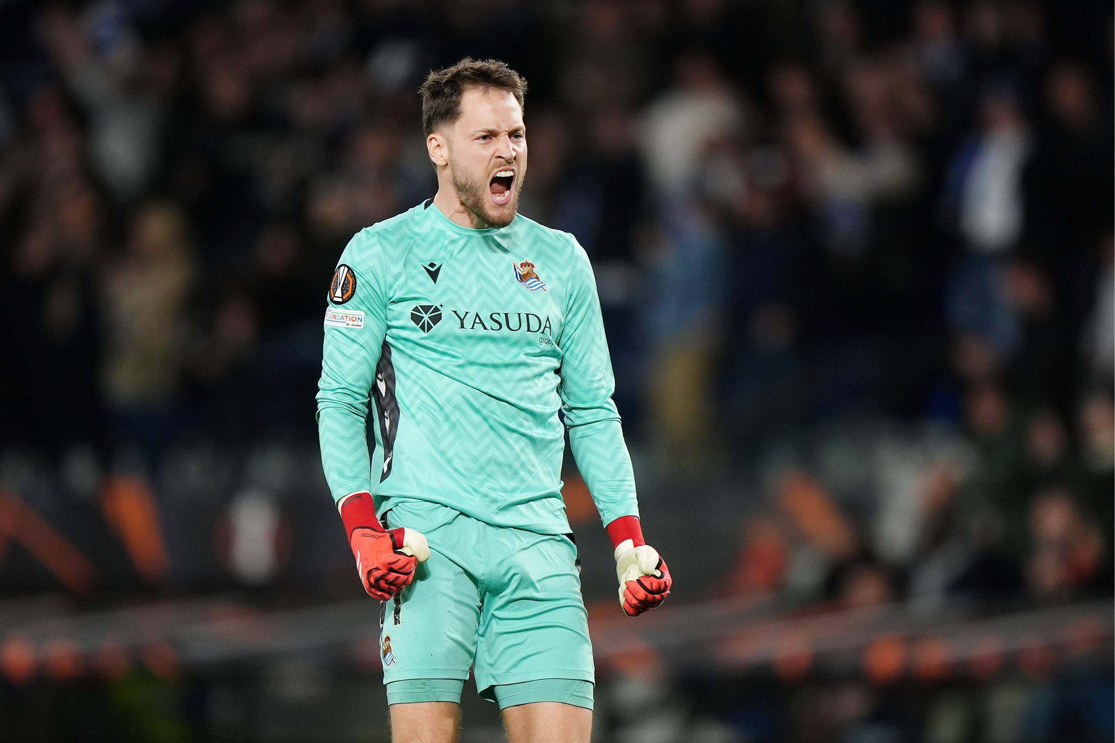 Álex Remiro celebra en el Real Sociedad-Manchester United.