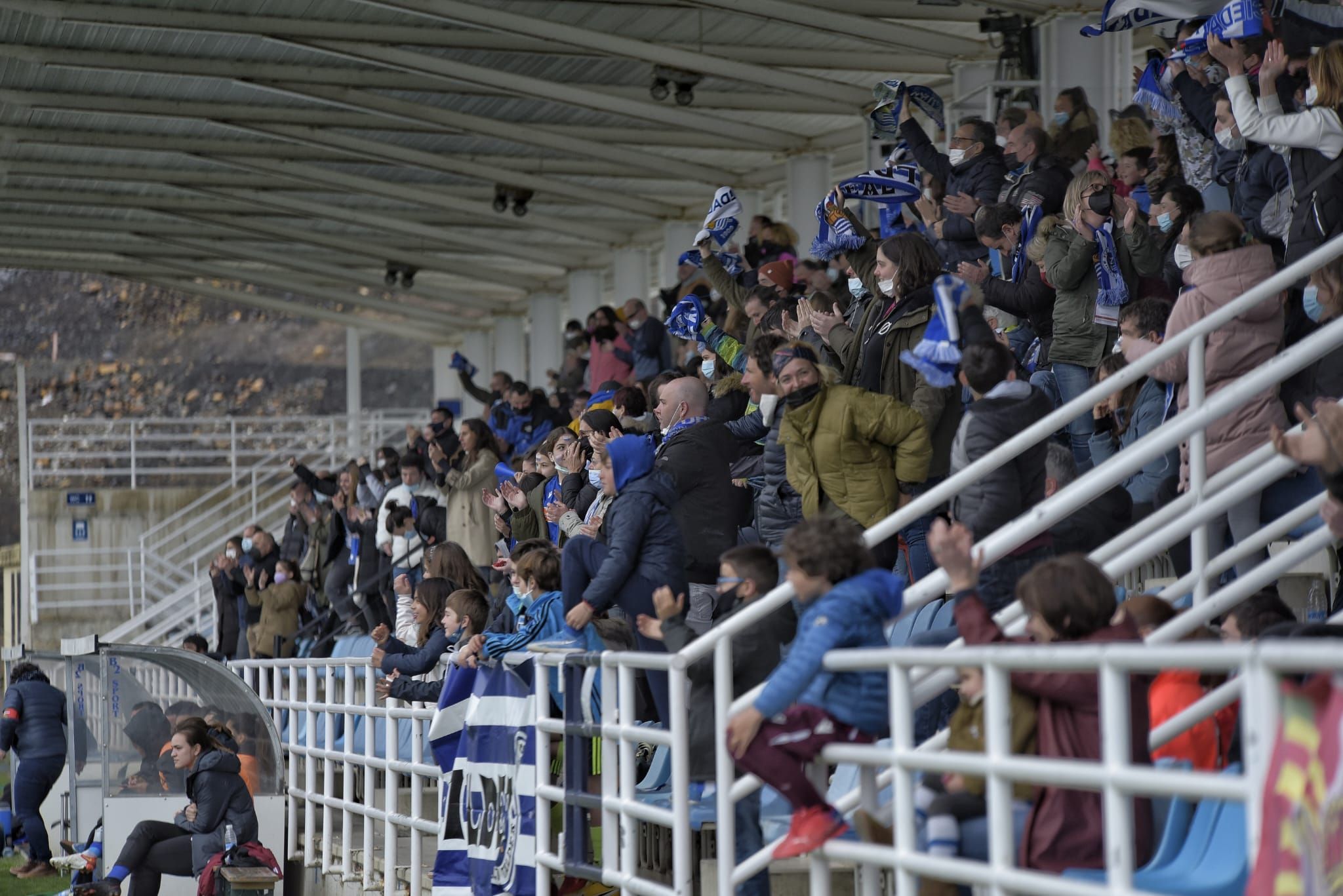 Aficionados en las gradas de Zubieta para animar a la Real Sociedad.