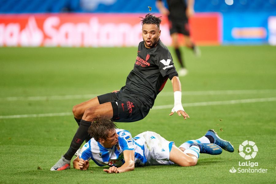  Le normand trata de despejar un balón  en el Real Sociedad-Sevilla