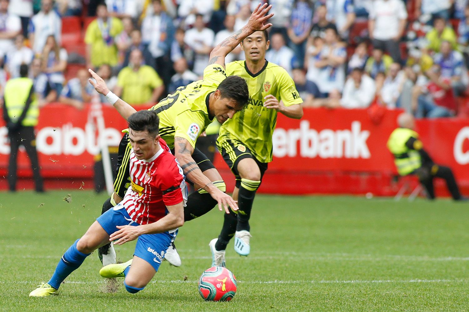  Simone Grippo, en el momento de la falta por la que vio la segunda amarilla ante el Sporting.