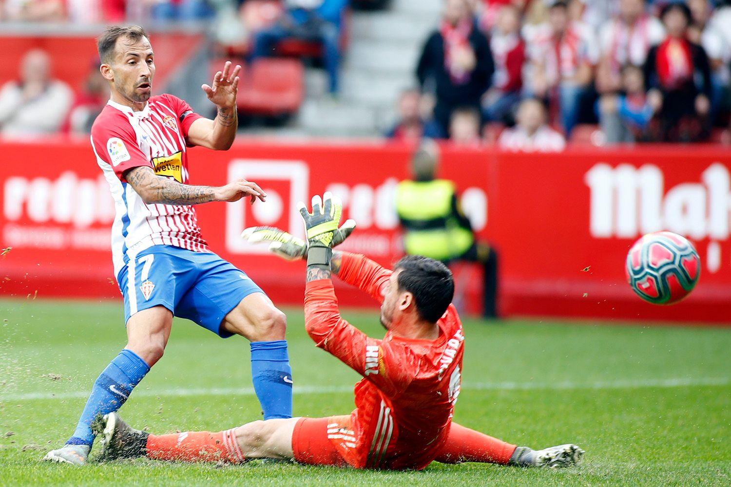  Cristian, ante Aitor García en el Sporting-Zaragoza.