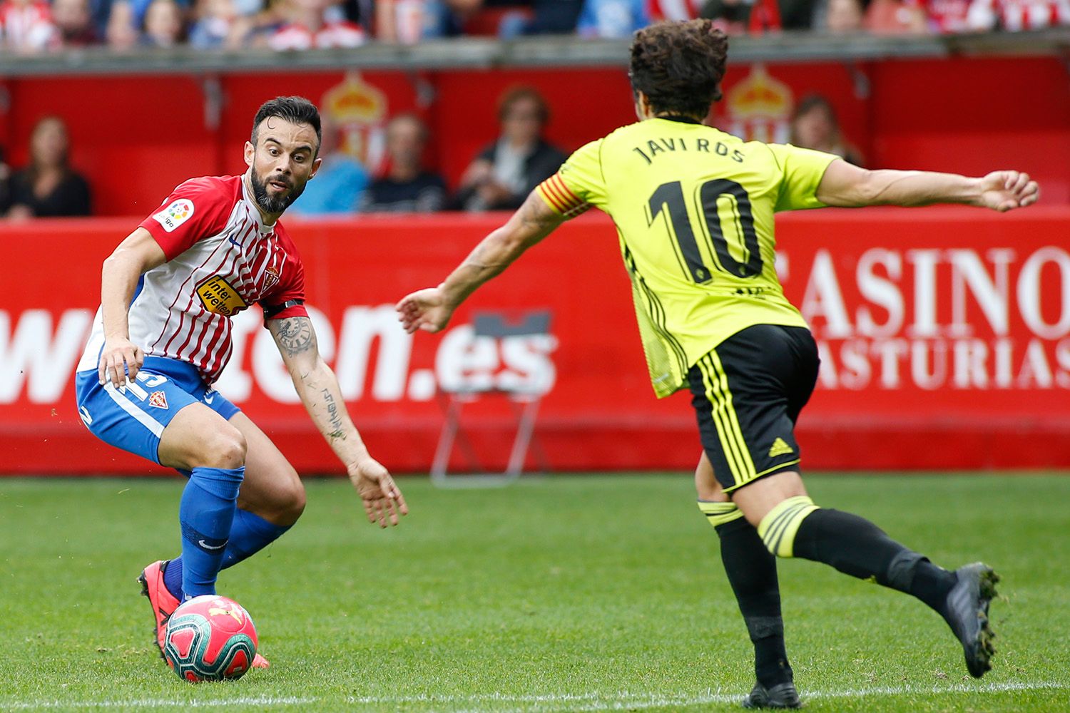  Javi Ros, ante Molinero, en el Sporting-Zaragoza.