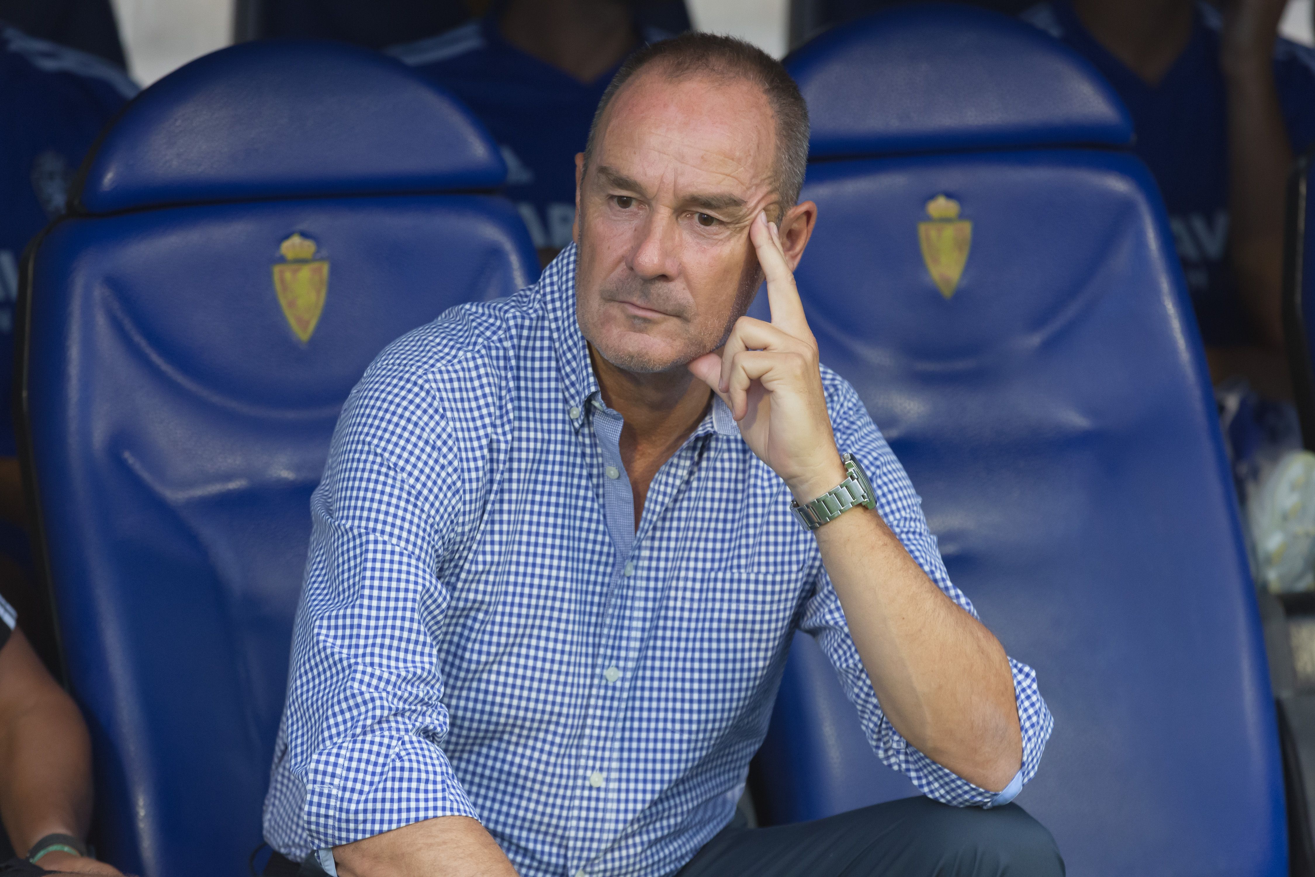  Víctor Fernández, sentado en el banquillo en un partido de su última etapa en el Real Zaragoza.