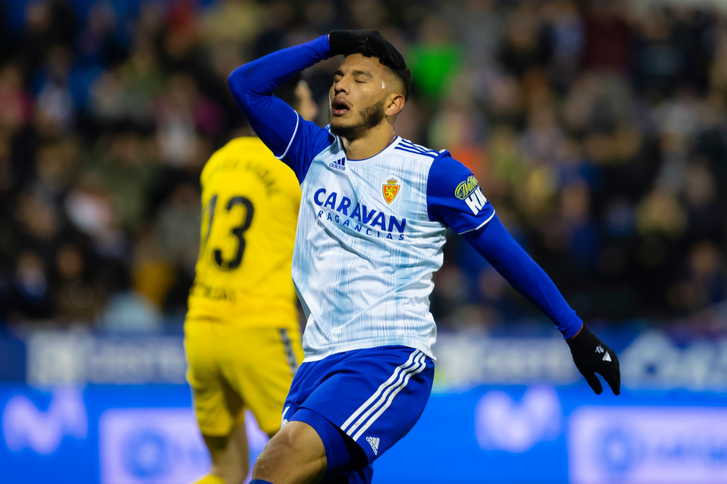  Luis Suárez, del Real Zaragoza, se lamenta por una ocasión fallada.