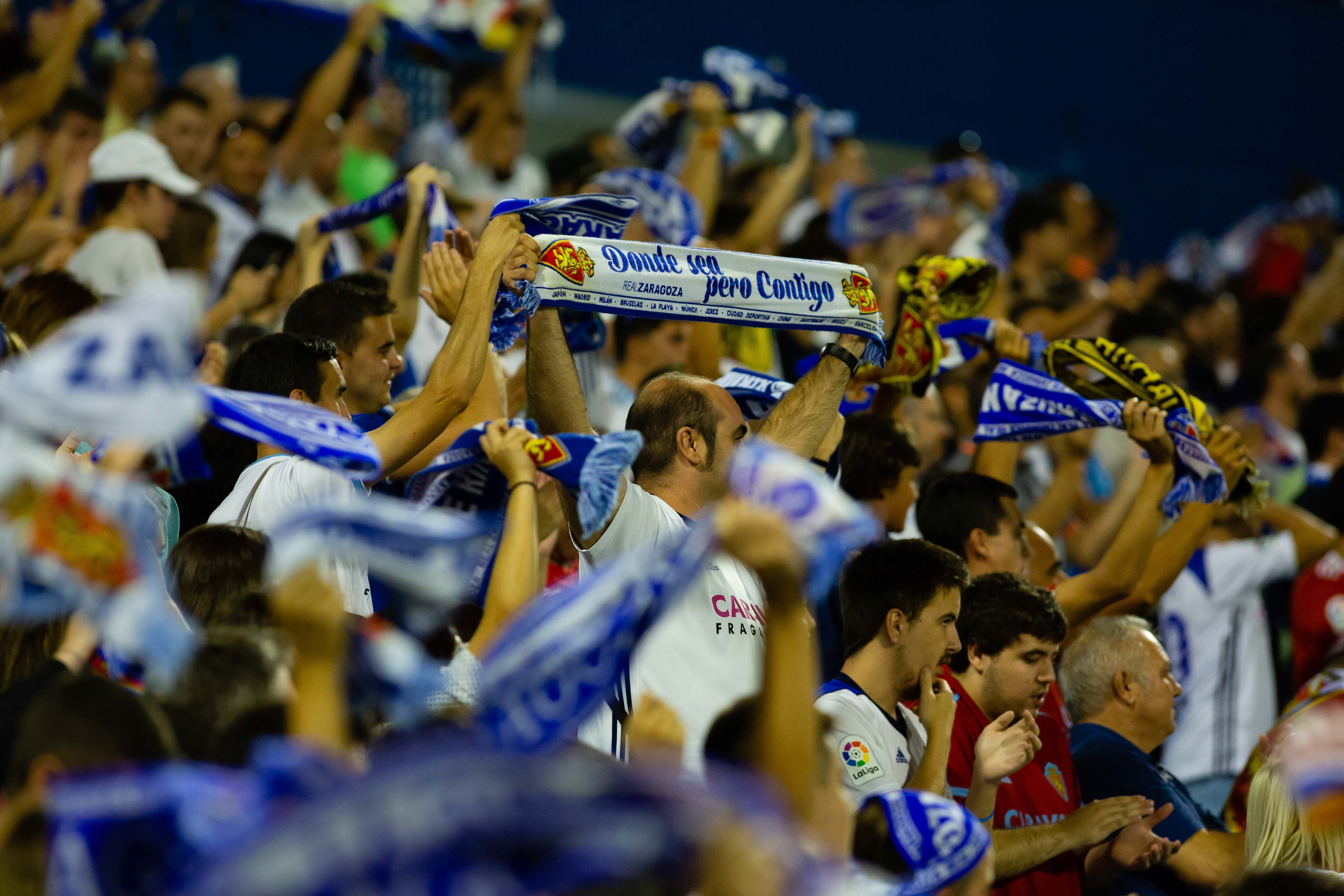  Afición del Real Zaragoza en La Romareda.