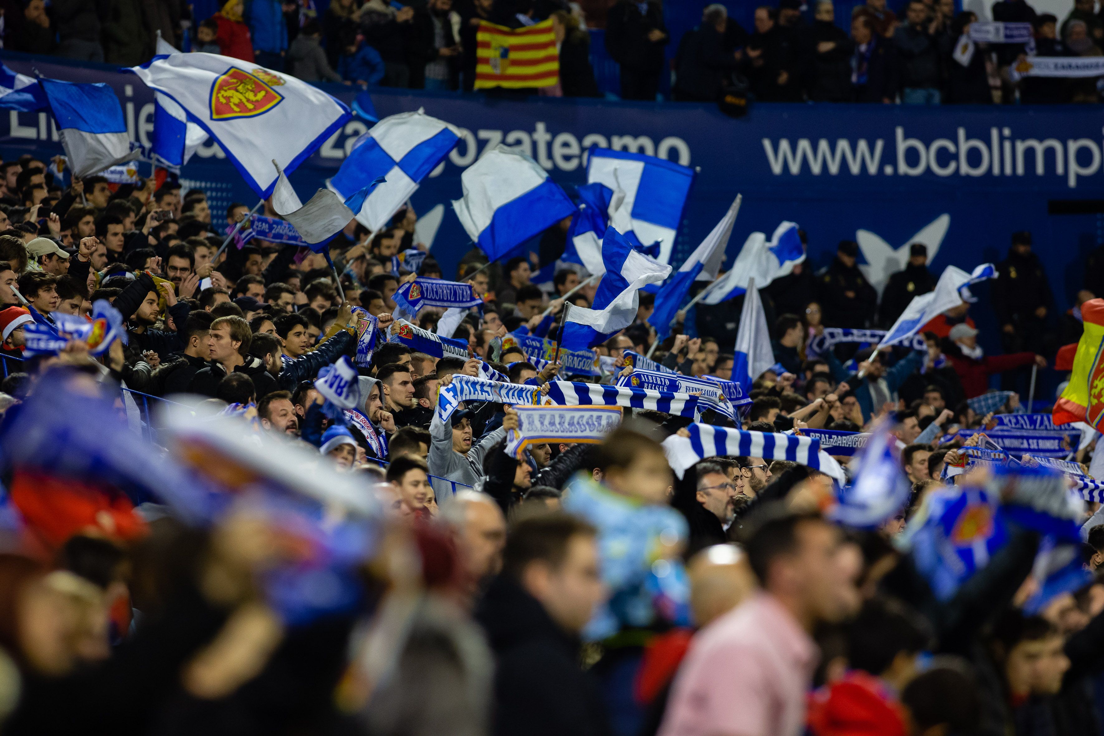 Aficionados del Real Zaragoza durante un partido de los blanquillos en La Romareda.