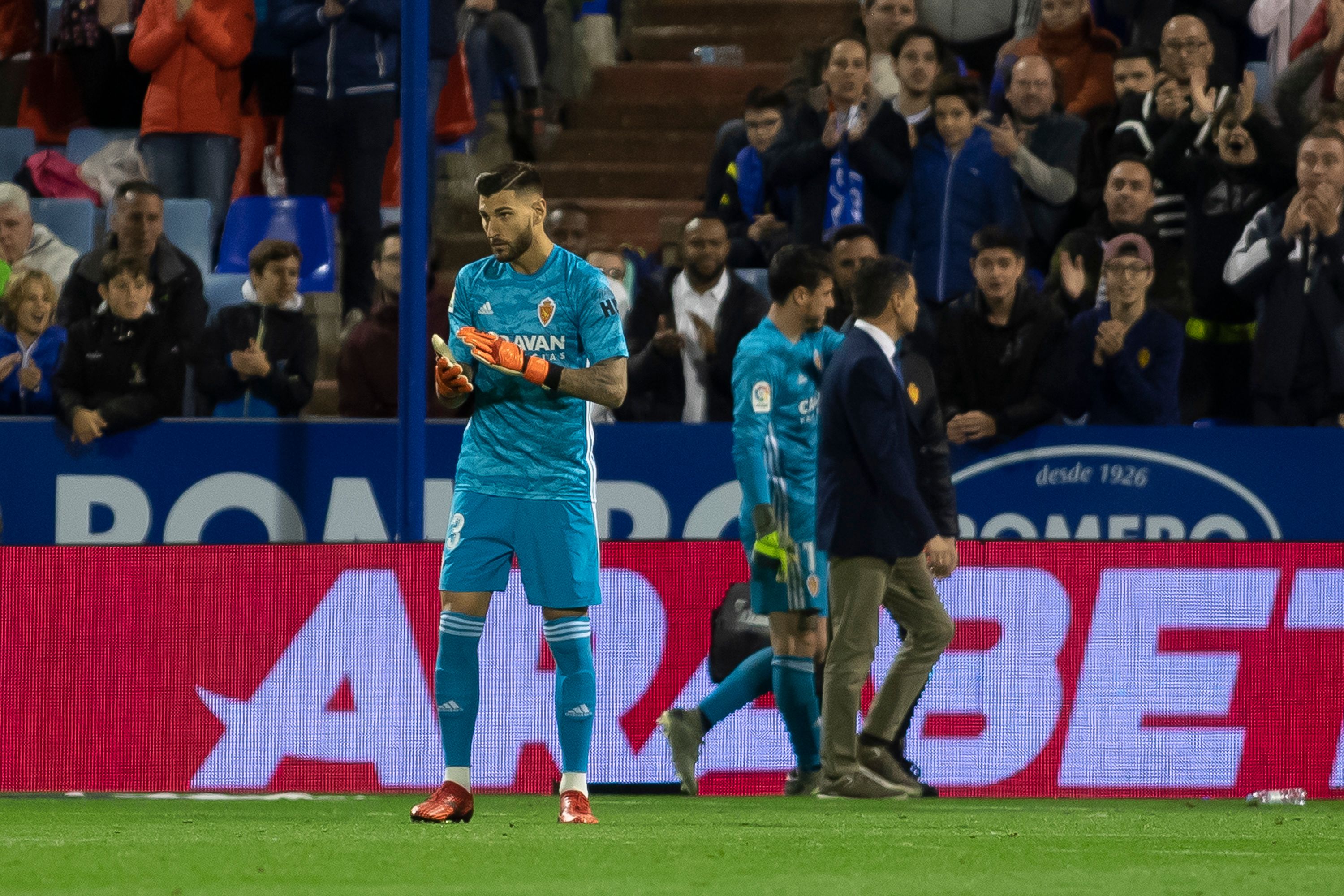  Álvaro Ratón, en el campo, mientras Cristian Álvarez se retira lesionado.
