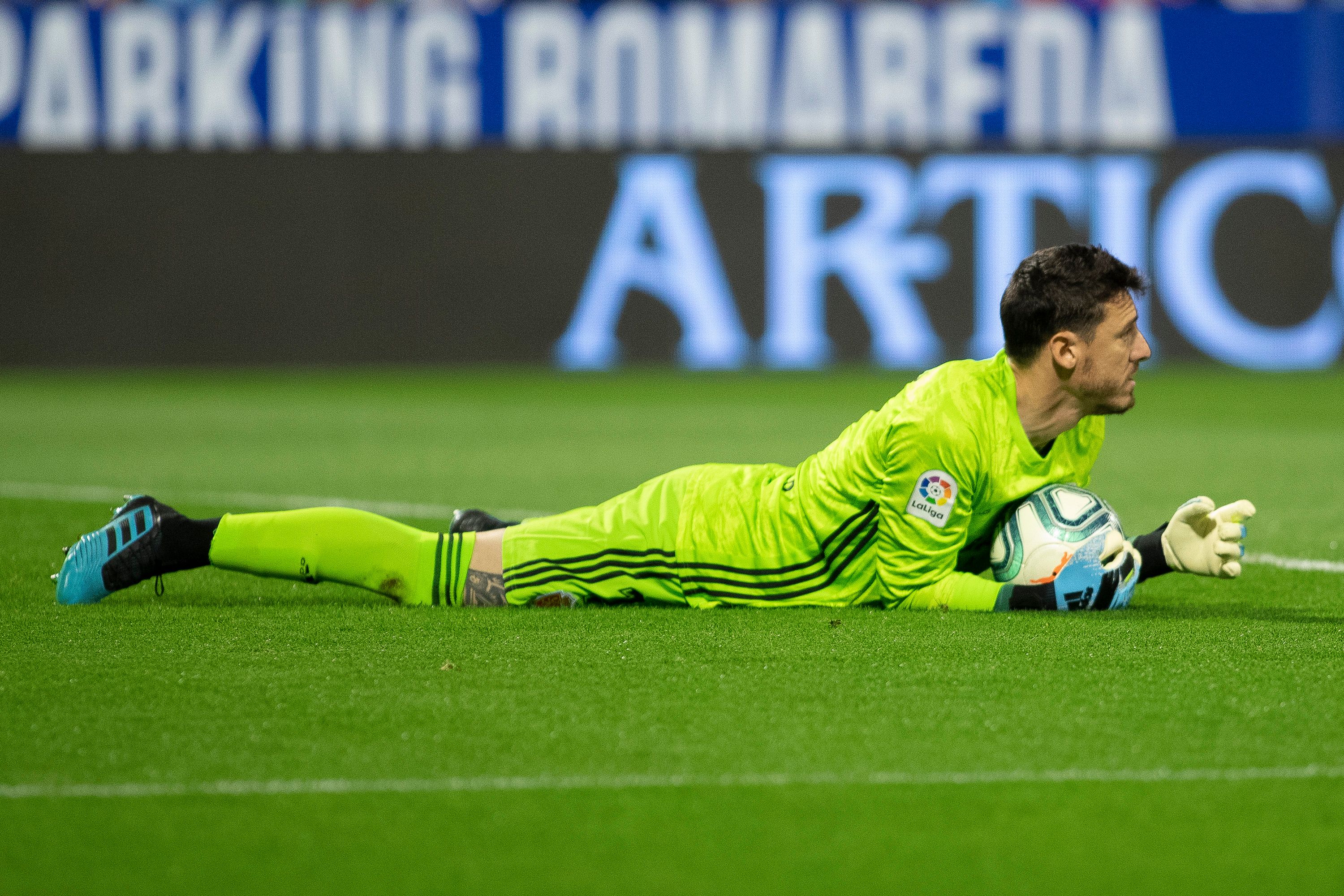  Cristian Álvarez atrapa en el césped un remate del Mirandés en el duelo de la jornada 12.