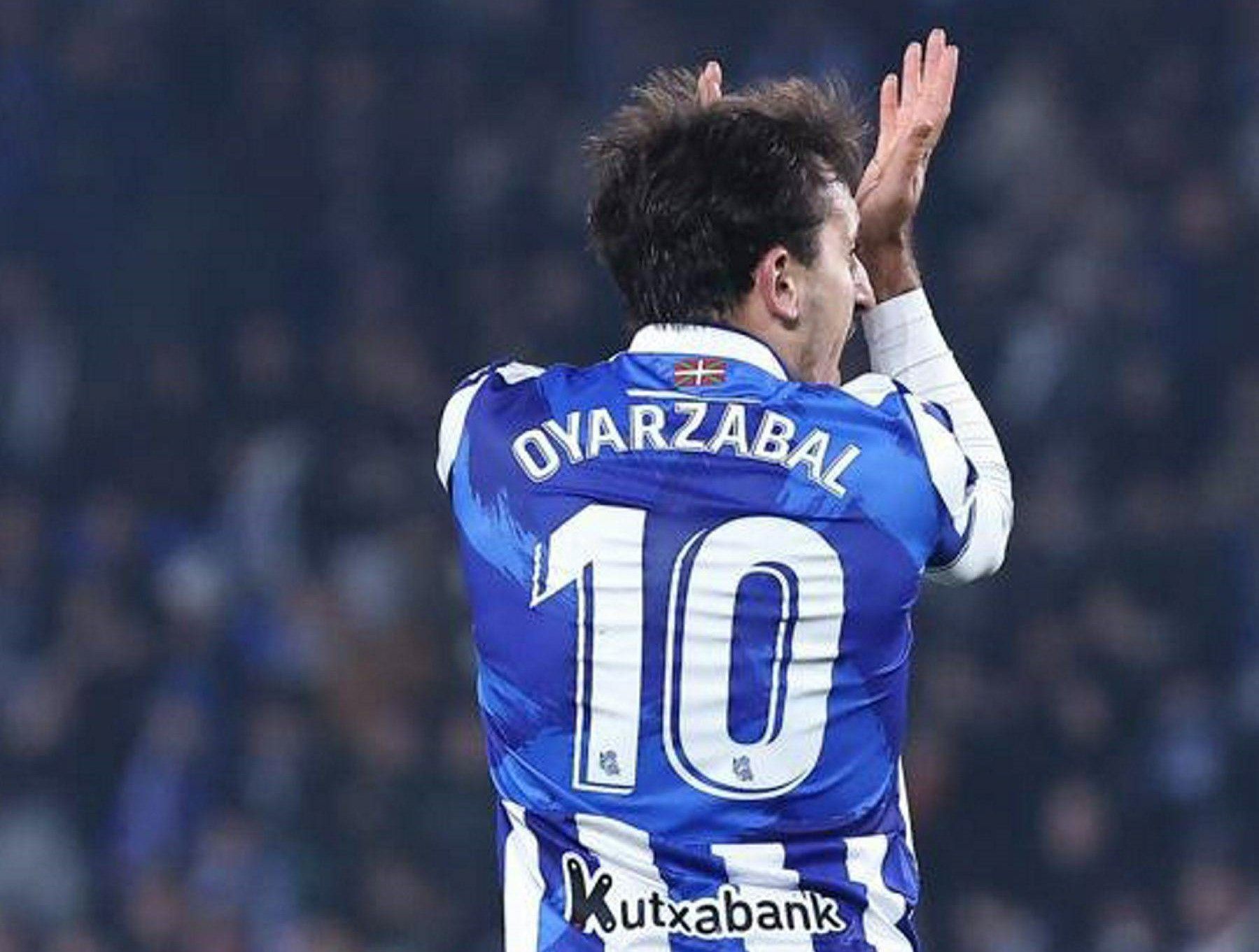 Oyarzabal aplaude a la grada en el Real Sociedad - Cádiz.