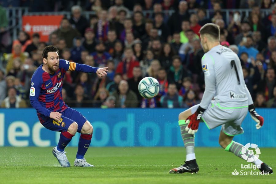 Remiro ante Leo Messi.