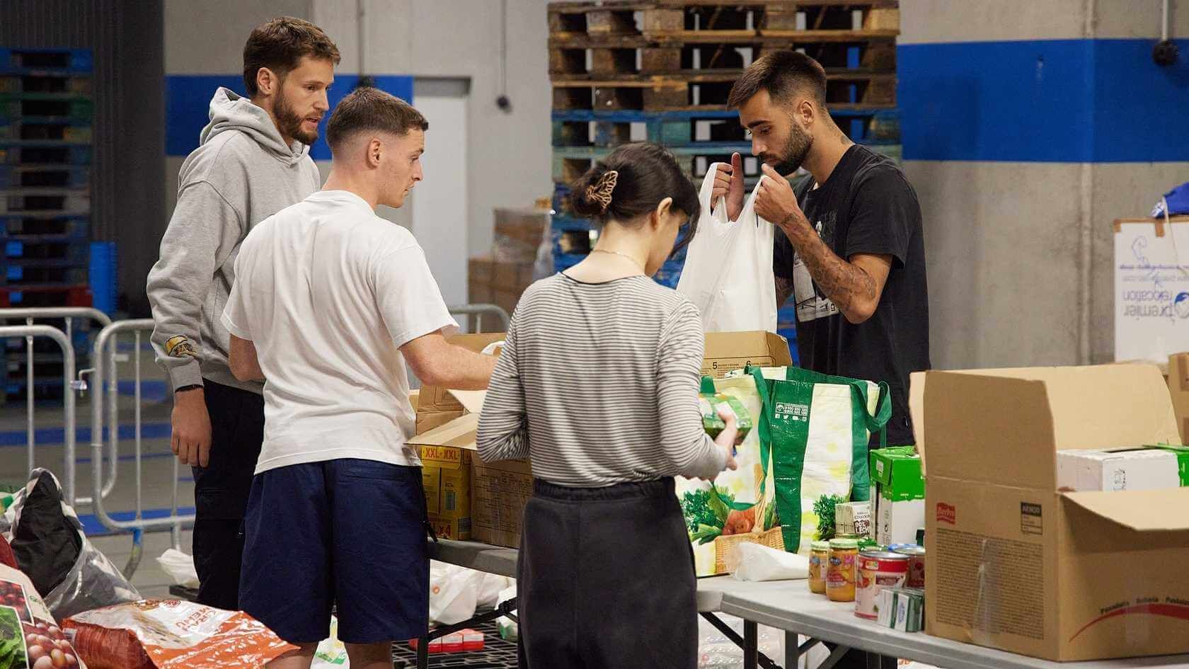  Remiro, Sergio Gómez y Brais Méndez ayudan a empacar los alimentos y productos que serán enviados a Valencia.