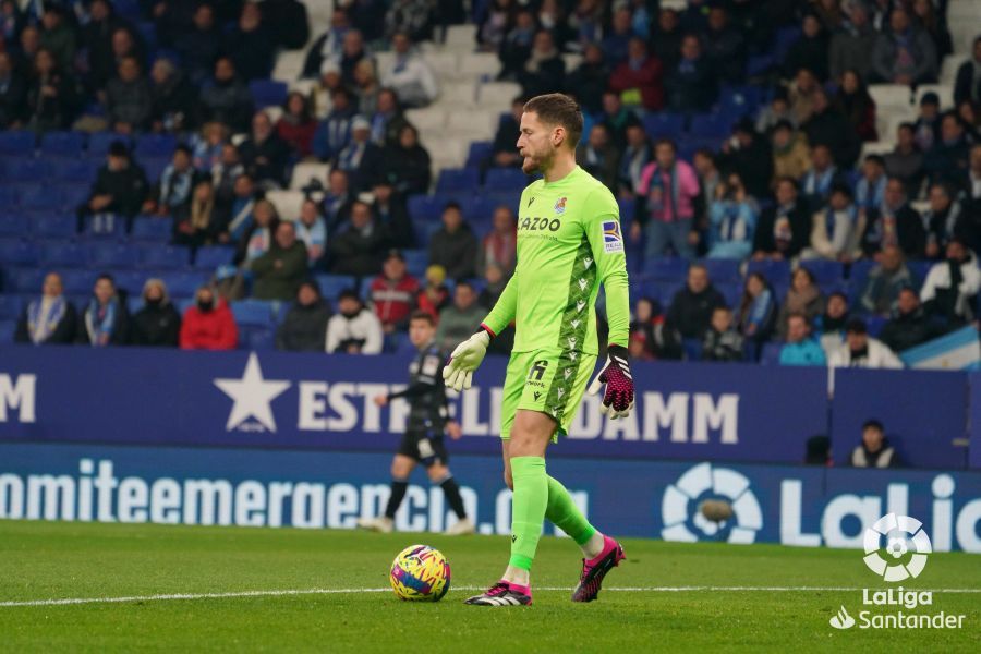  Álex Remiro controla un balón en el Espanyol-Real Sociedad.