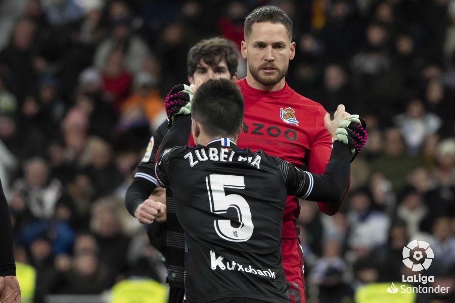 Zubeldia choca las manos con Remiro en el Real Madrid-Real Sociedad.