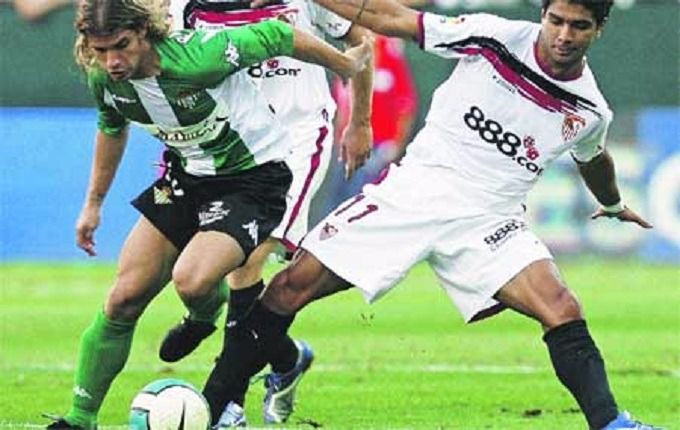 Renato, durante una acción del Sevilla-Betis de 2006 con Rivera.