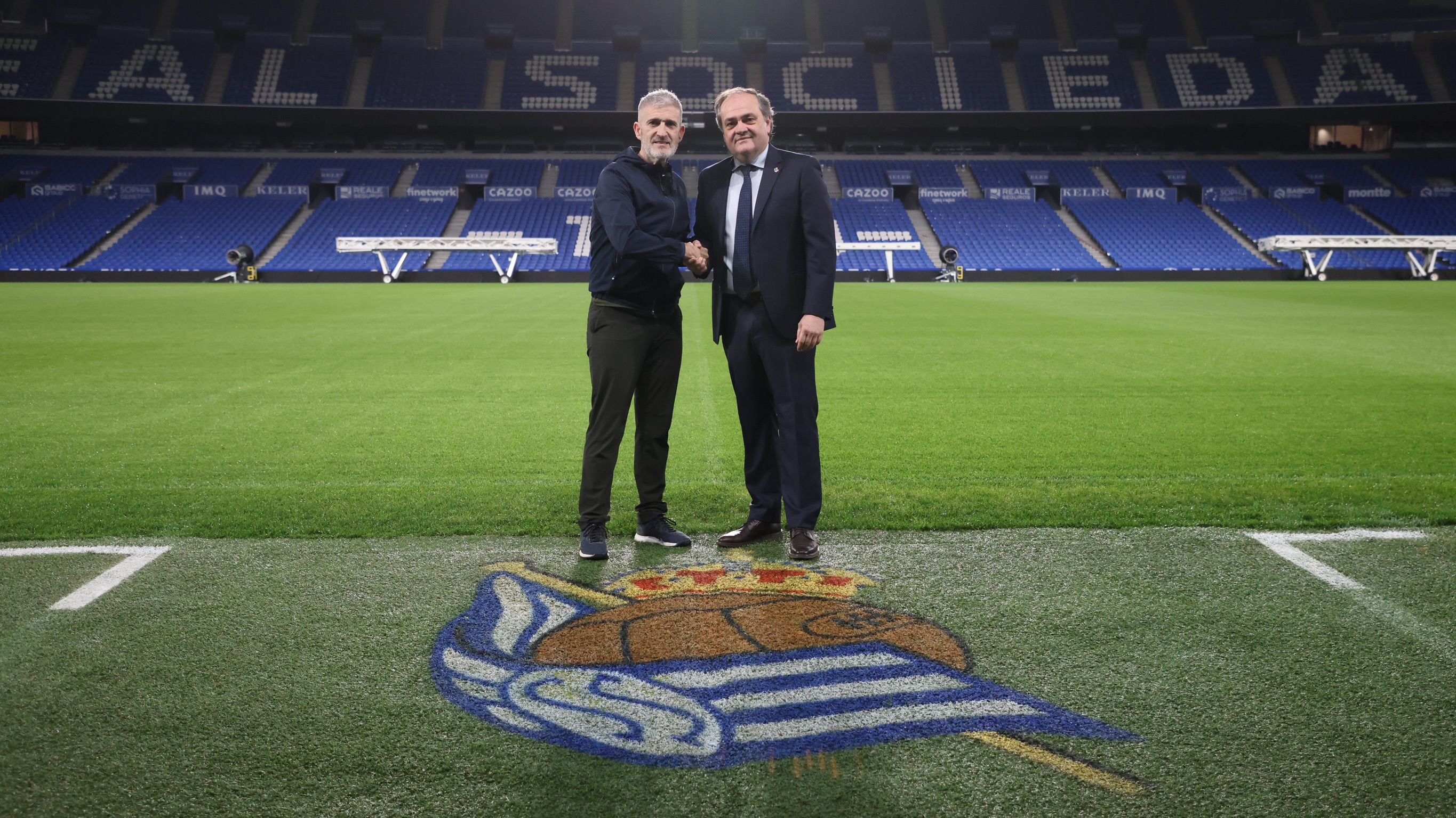  Roberto Olabe y Jokin Aperribay se aprietan la mano tras la renovación del director de Fútbol de la Real Sociedad.