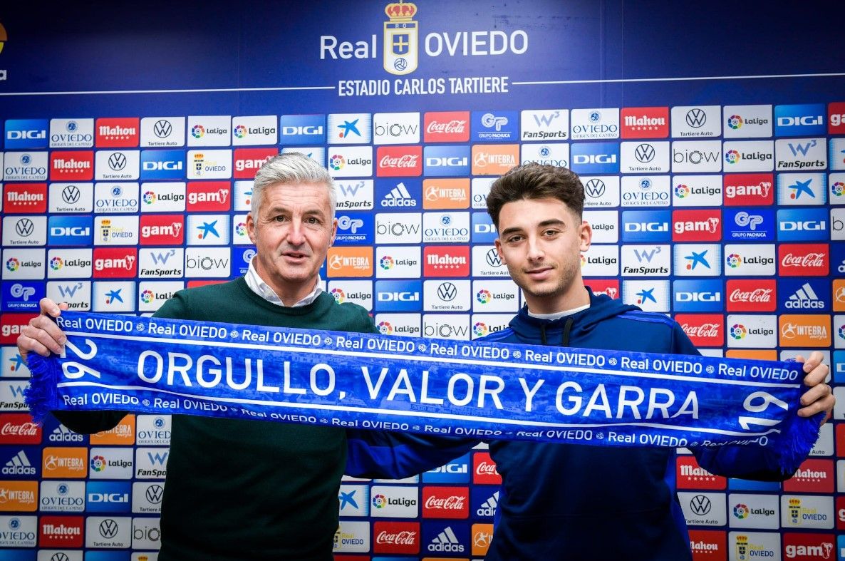  Roberto Suárez posa con la bufanda del Oviedo en la presencia de Raúl Moro.