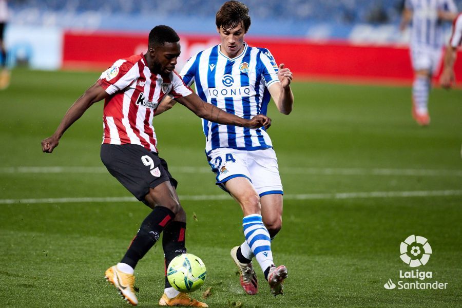  Robin Le Normand con Iñaki Williams, en un lance de un derbi vasco.