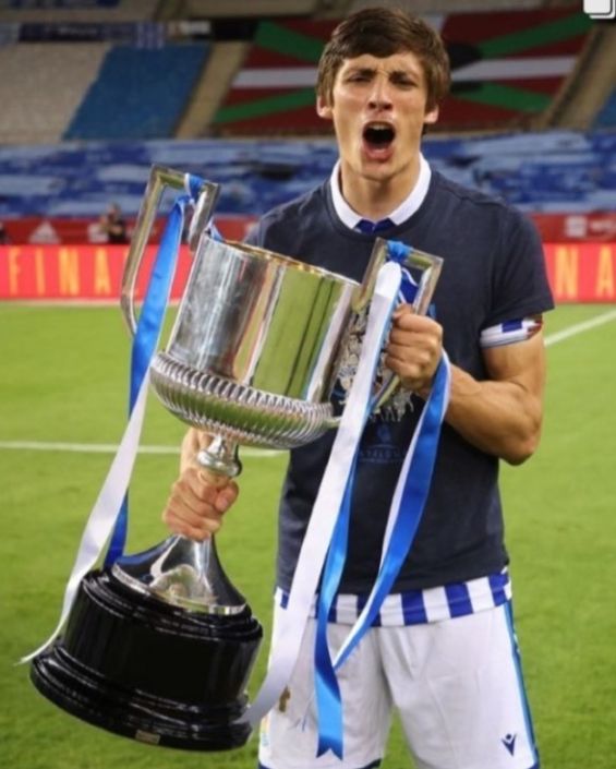 Robin Le Normand, feliz con la Copa del Rey.