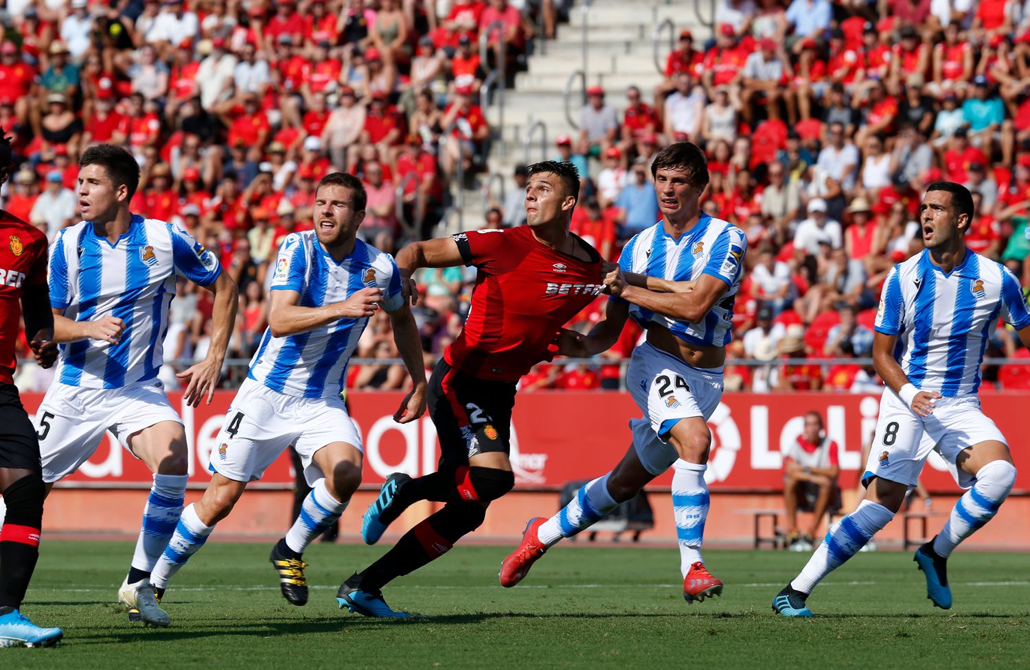 Robin Le Normand intenta evitar un remate del Mallorca.