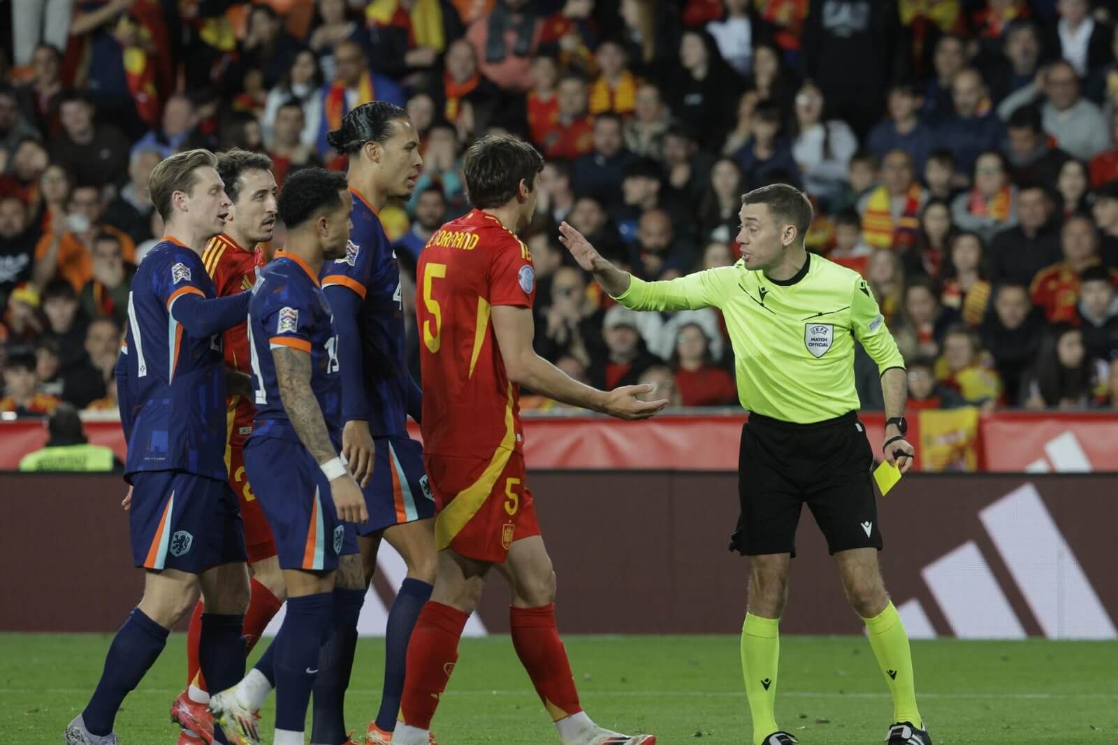  Robin Le Normand protesta ante Clement Turpin en el España-Países Bajos.