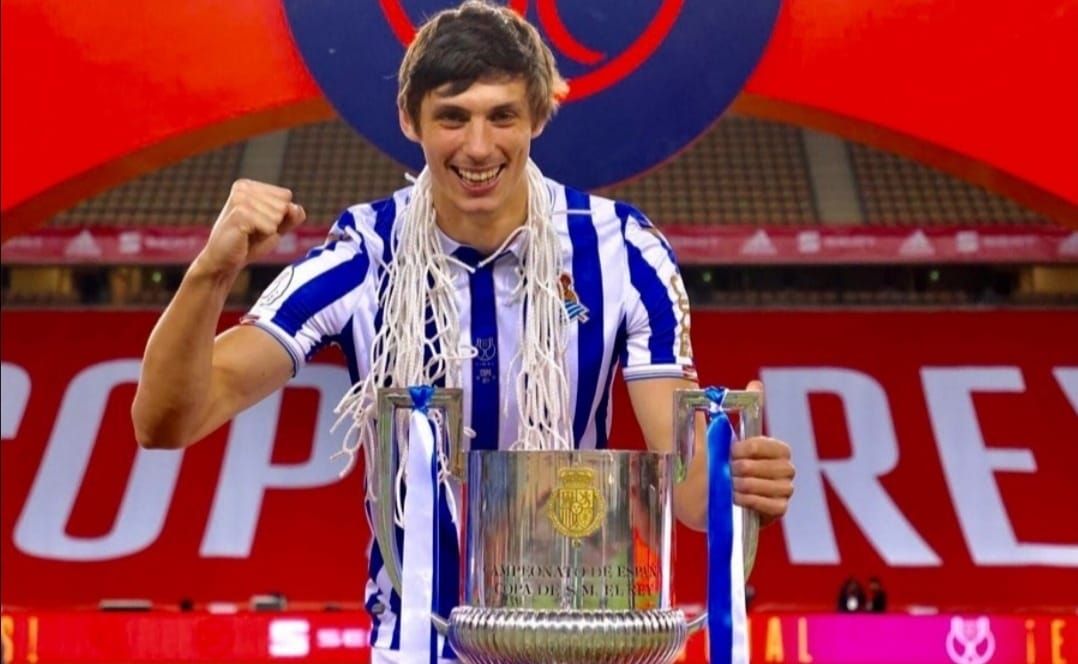 Robin Le Normand sujeta la Copa del Rey.