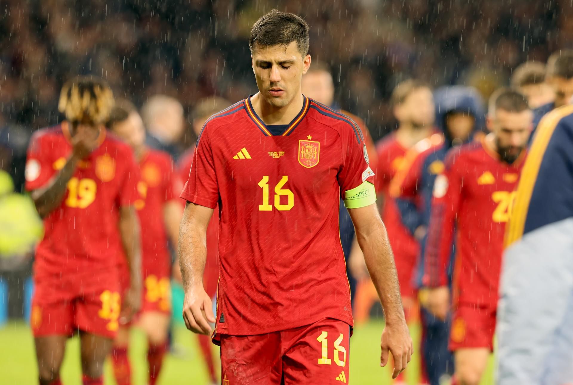  Rodri se retira cabizbajo del Escocia-España (FOTO: EFE).