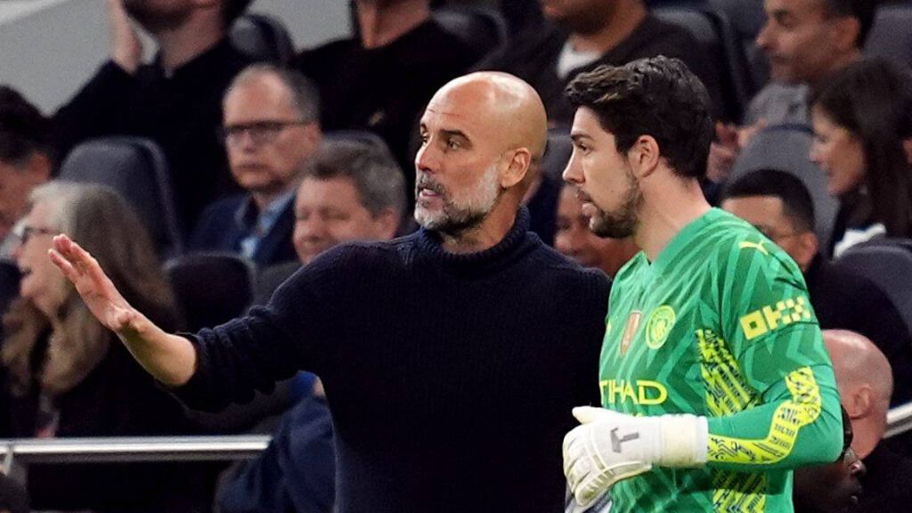 Ortega recibe instrucciones de Guardiola