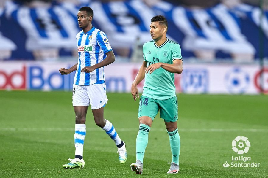  Alexander Isak y Casemiro,en un lance del partido.