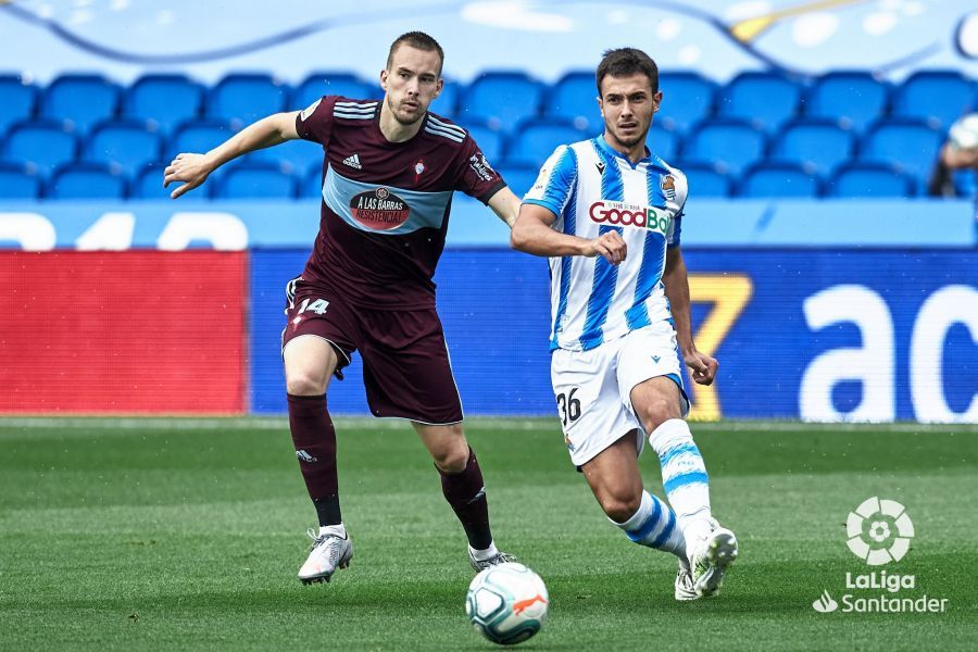 Zubimendi y Bradaric pugnan por un balón en el Real Sociedad-Celta.