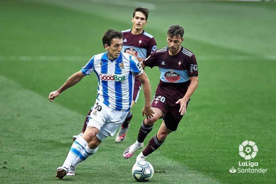 Mikel Oyarzabal conduce ante Kevin Vázquez y Denis Suárez durante el Real Sociedad-Celta.