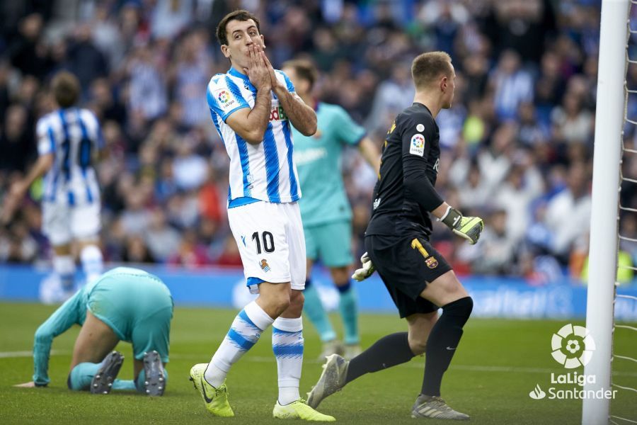  Mikel Oyarzabal se lamenta durante el Real Sociedad-Barcelona.