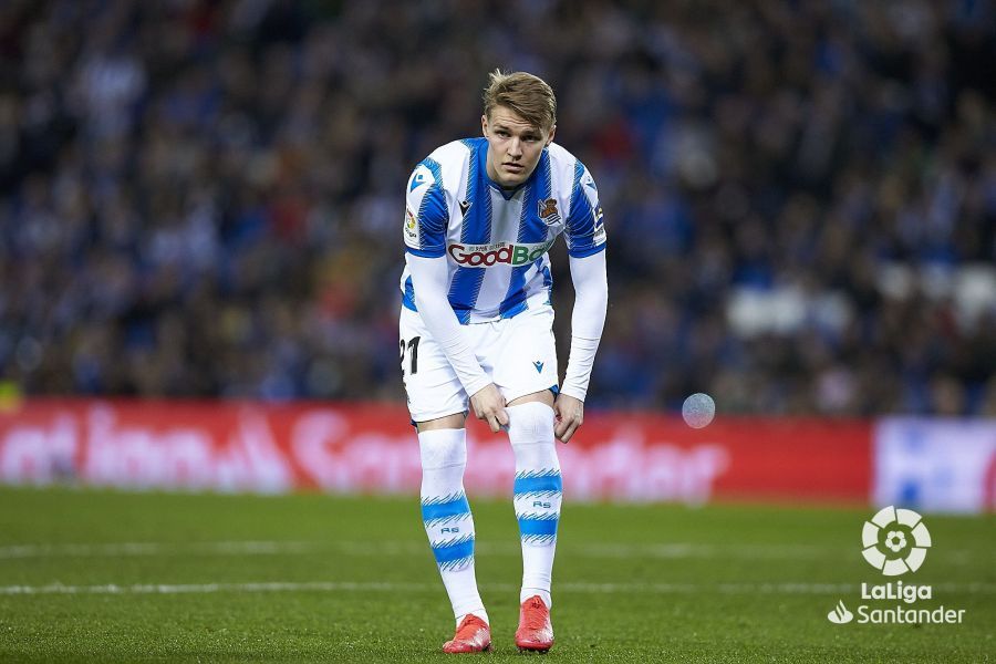  Martin Odegaard se coloca las medias en el Real Sociedad-Real Valladolid.