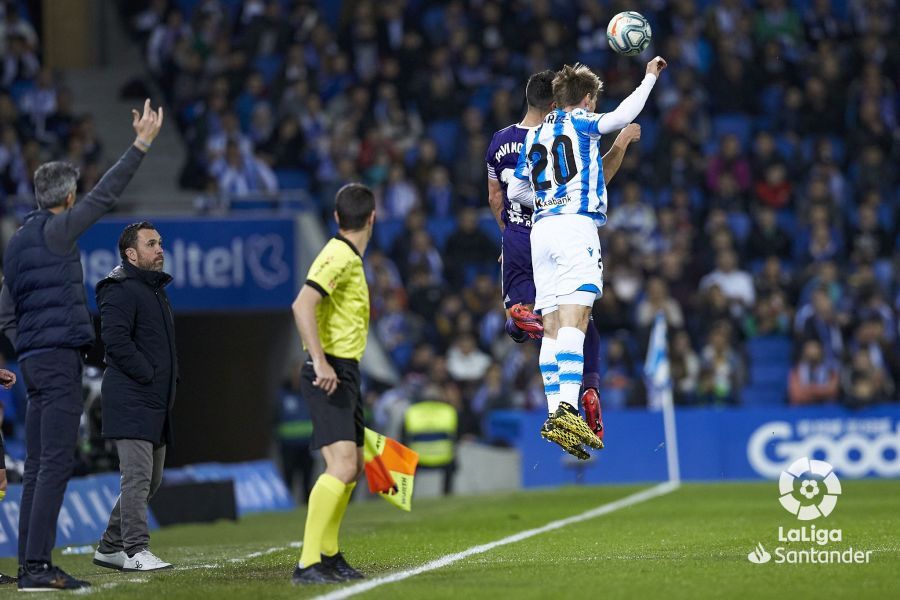  Monreal pugna por un balón aéreo en el Real Sociedad-Real Valladolid.