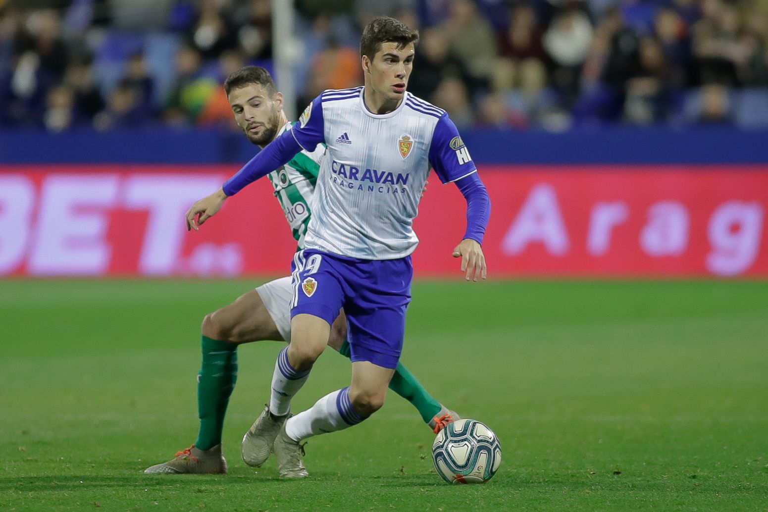  Alberto Soro controla el esférico ante la presión de Cejudo.