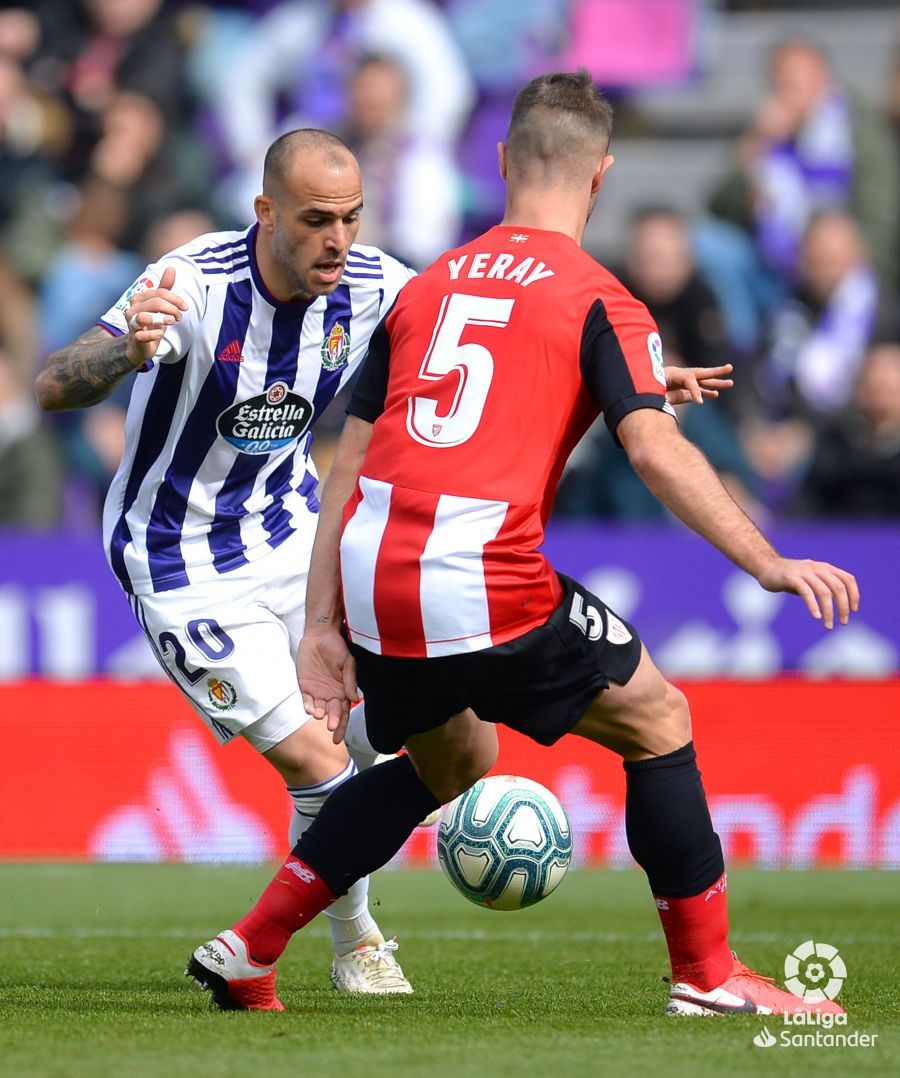 Sandro aguanta el balón ante Yeray.